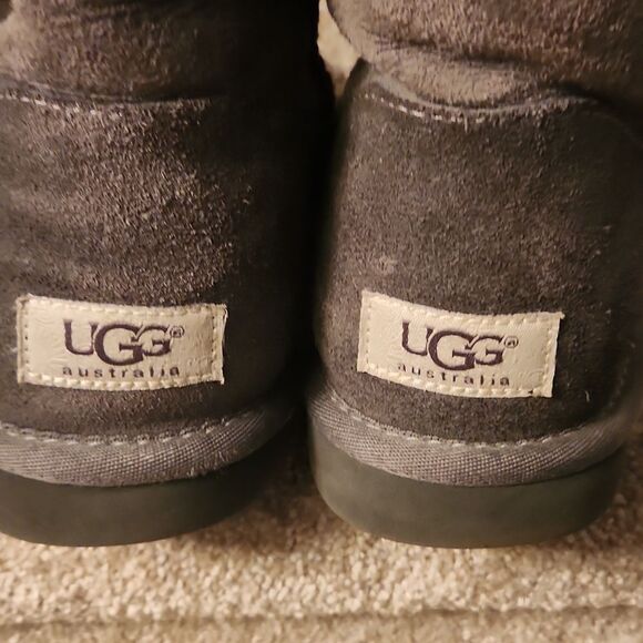 Ugg "Bailey" Button II Gray Short Suede Sheepskin Boots w/ Shearling Size 9 - Picture 7 of 13